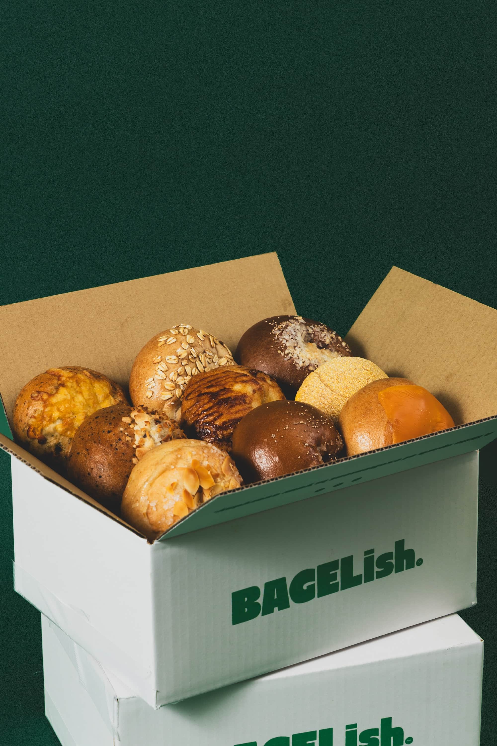 BAGELish.の箱いっぱいに詰めたベーグル